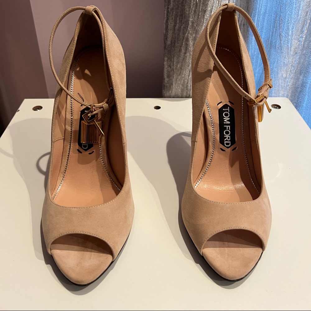 Tom ford suede blush nude lock pump peep toe size 10